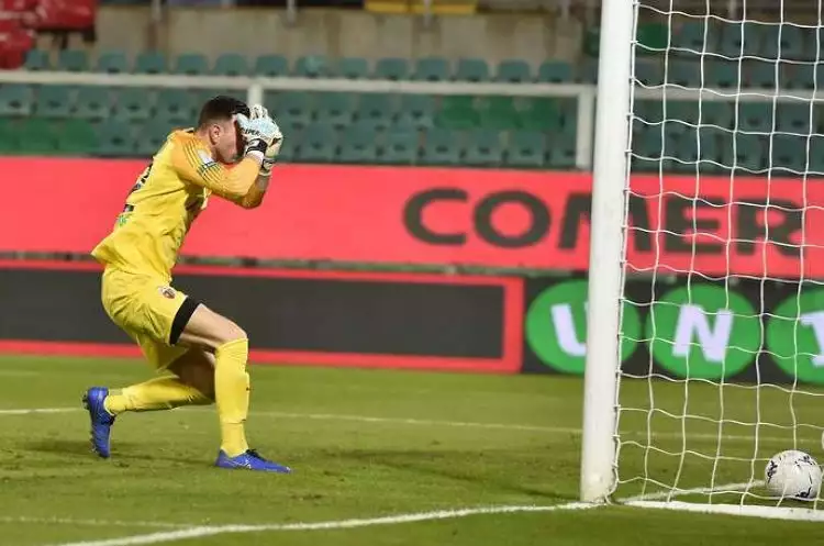 Kiper Ascoli melakukan blunder dengan mendrible bola ke gawang sendiri