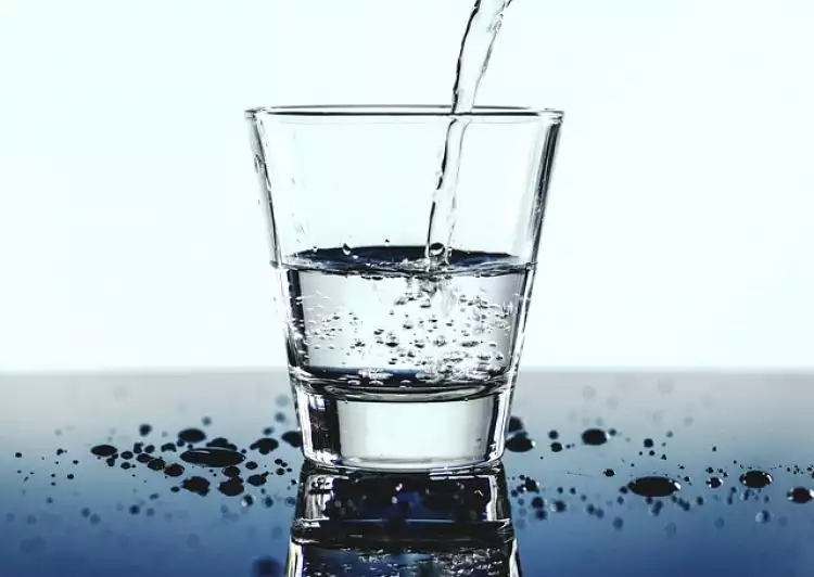 Alasan kamu wajib lebih banyak minum air putih saat di kantor