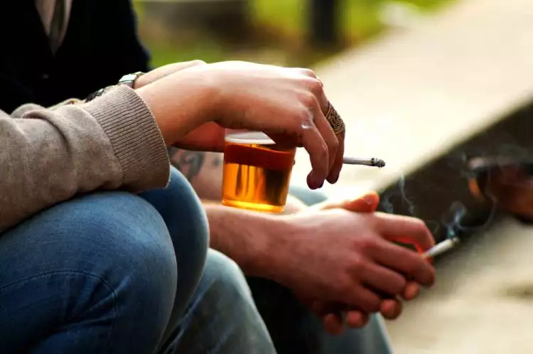 6 Risiko kesehatan yang mengintai perokok dan peminum alkohol