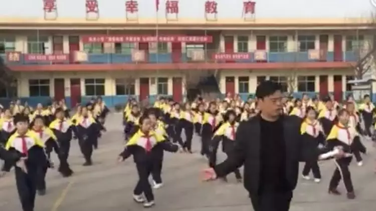Seorang kepala sekolah di China menari shuffle dance dengan muridnya