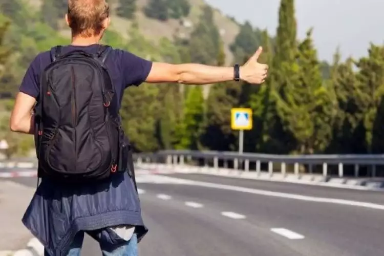 Hitchhiking, salah satu cara menghemat budget saat traveling