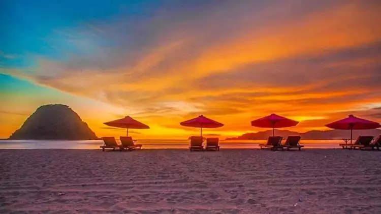 Pantai Pulau Merah, nikmati sunset terseksi di ujung timur Pulau Jawa