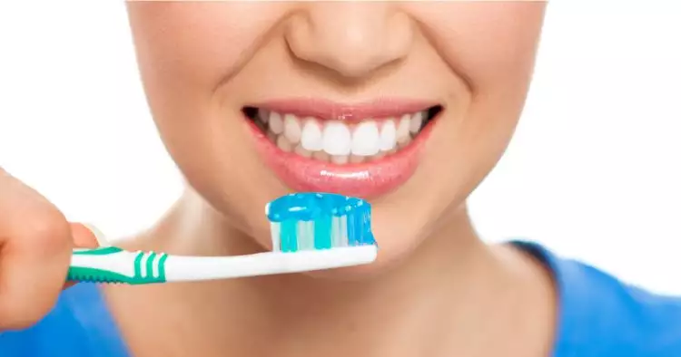 6 Cara mudah bikin gigi kuning jadi putih kembali, biar makin menawan