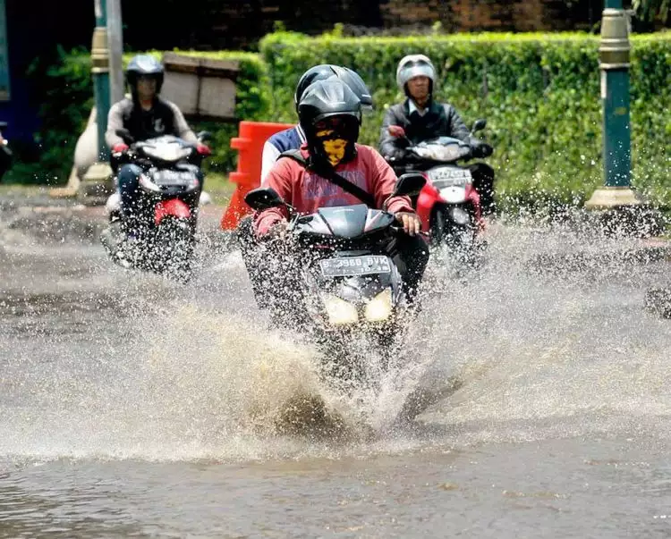 Musim hujan, 3 hal ngeselin ini sering dirasakan oleh pengendara motor