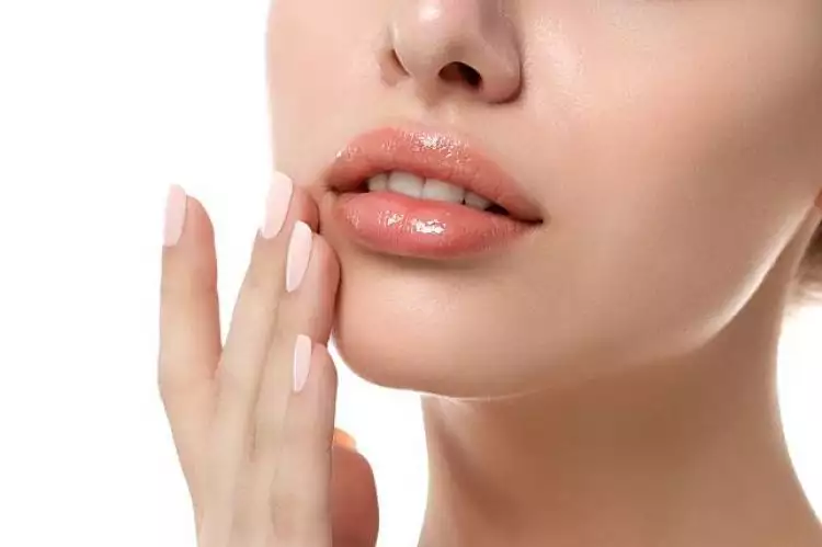 5 Cara memerahkan bibir secara alami, cepat & murah