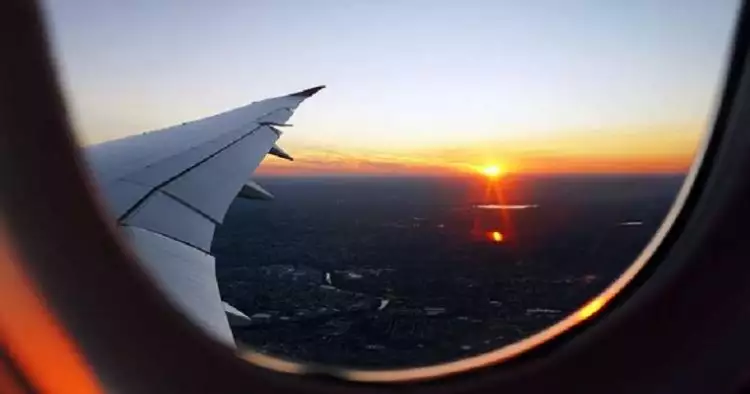 Mengapa jendela pesawat berbentuk bulat? Begini alasan ilmiahnya