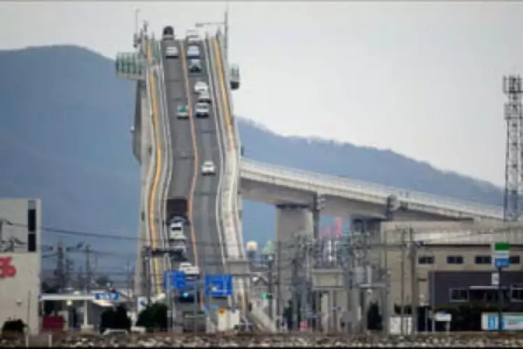 Tipuan optik dari jembatan layang di Jepang ini bak roller coaster