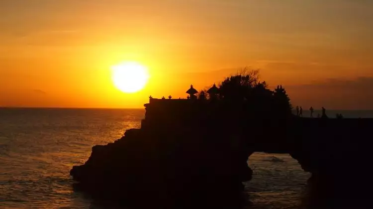 10 Tempat terbaik menikmati sunset di Indonesia, indah & romantis