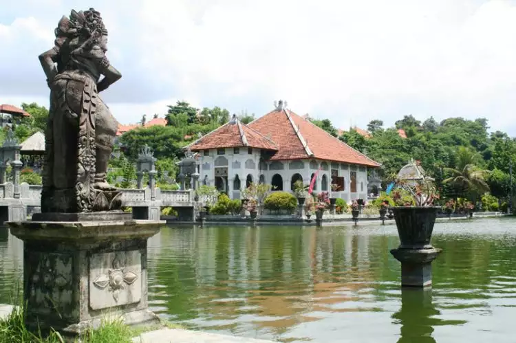 Selain pantai, Bali punya Taman Soekasada yang keren abis