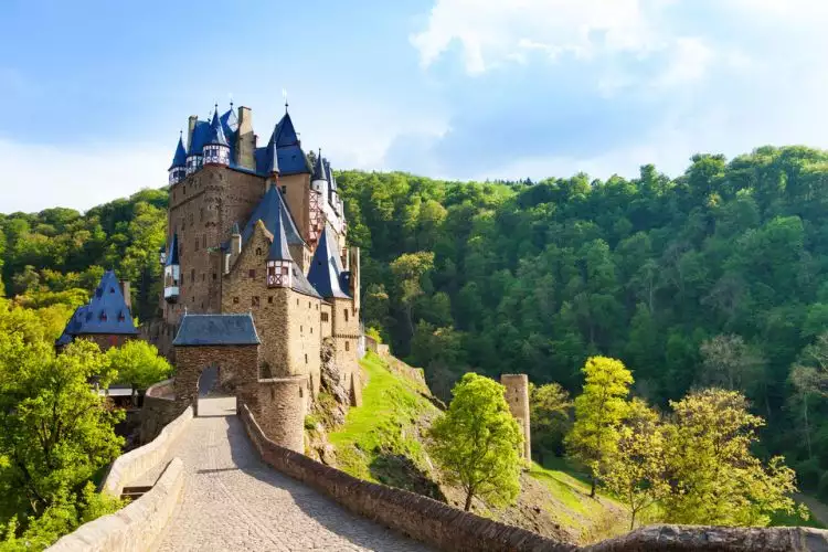 10 Kastil terindah di dunia ini keunikannya bikin kagum