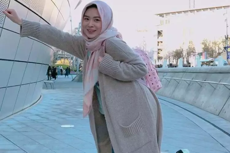 5 Outfit hijabers ini cocok dipakai pas liburan, nyaman & santai