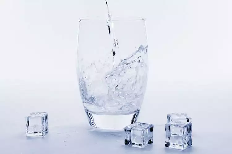 Apakah minum air putih dingin bisa membuat gemuk? Ini penjelasannya
