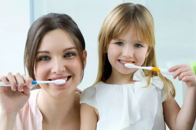 Begini cara membuat anak mau menyikat gigi dengan senang hati