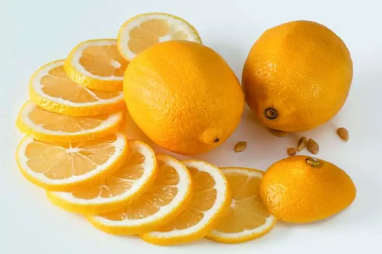Selain dikonsumsi, lemon juga bermanfaat untuk perawatan rambut