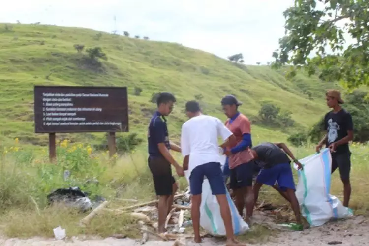 Anak-anak muda asli Pulau Komodo ini bersihkan sampah di Pink Beach