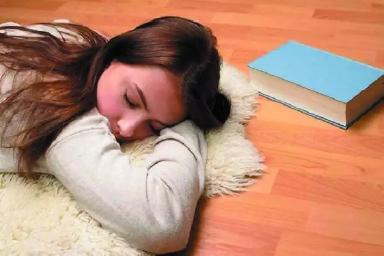 4 Bahaya yang mengintai jika terlalu sering tidur di lantai
