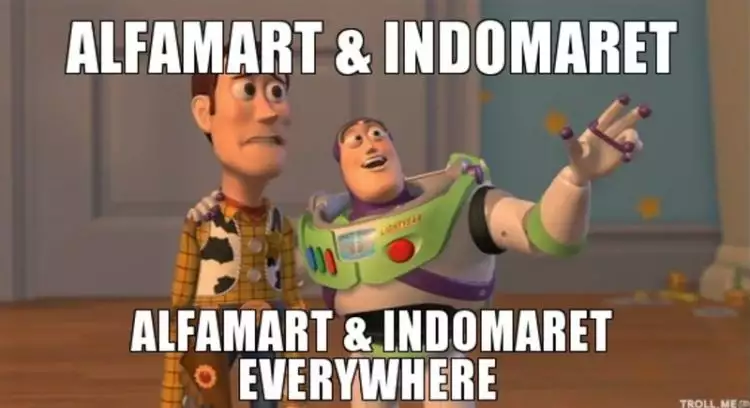 10 Meme kocak rivalitas Indomaret dan Alfamart ini bikin ngakak