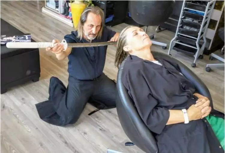 Salon ini gunakan pedang samurai untuk memotong rambut pelanggannya