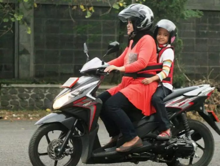 5 Cara orang tua membonceng anaknya naik motor ini bikin deg-degan