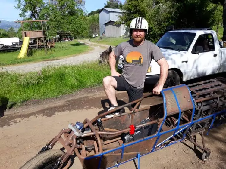 Pria ini membuat sepeda motor listrik jet darat dari bahan bekas