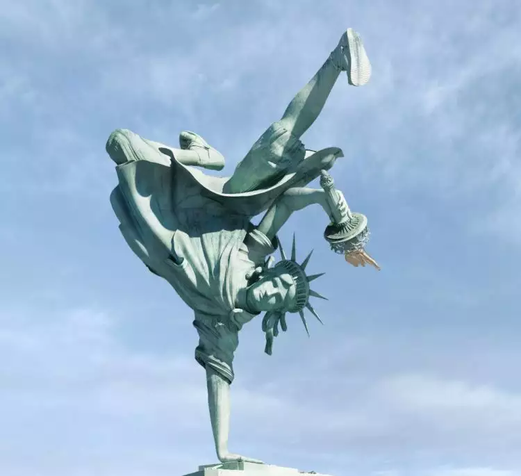 8 Aksi kocak patung Liberty di kala bosan ini bikin senyum sendiri