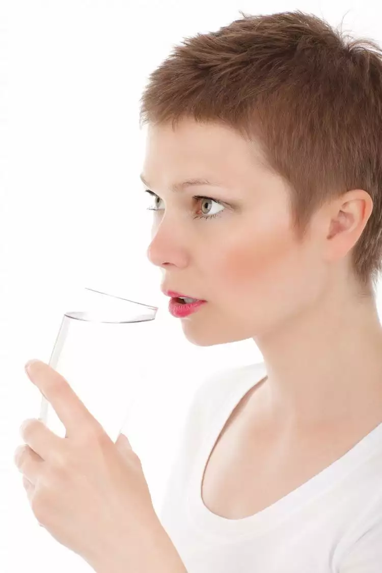 Ini 6 manfaat minum air putih setelah bangun tidur