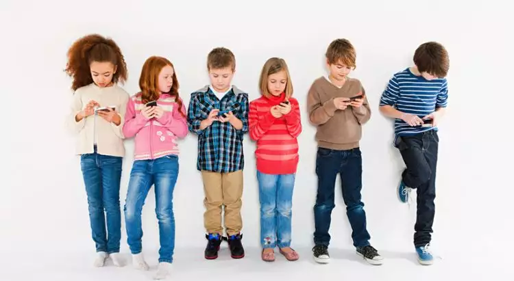 5 Tips agar anak tidak ketergantungan smartphone