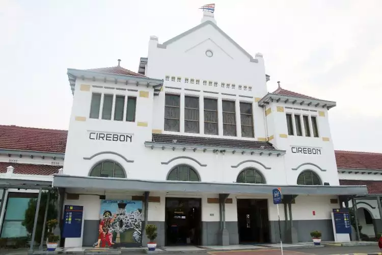 Angkut tebu hingga transit KLB, ini 4 fakta sejarah Stasiun Cirebon