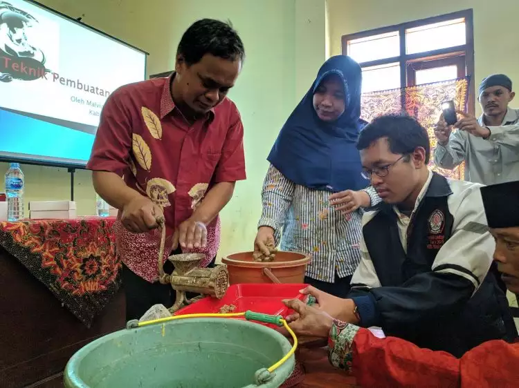  KKN Tim II UNDIP tahun 2019 adakan program pembuatan pakan ikan lele 