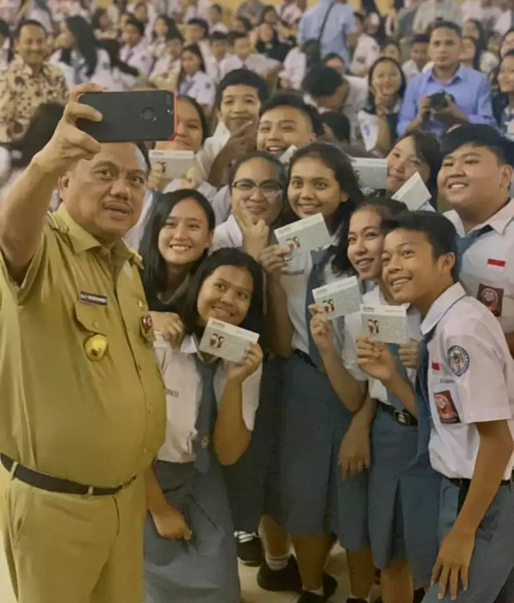 Gubernur Sulut berikan dana Rp10 juta untuk tabungan awal 1.000 siswa