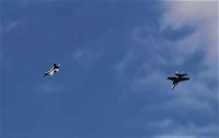 2 Jenis jet tempur ini lakukan duel 'dog fight' di langit Sulut