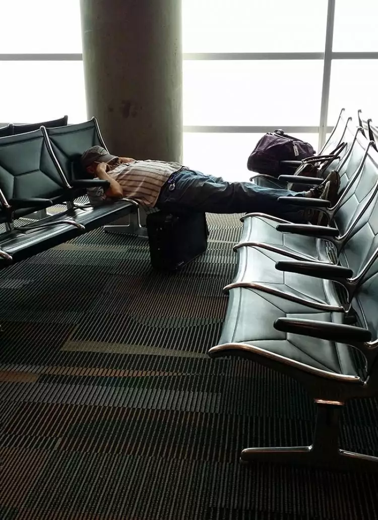 7 Potret orang tidur di tempat umum ini bakal bikin kamu ngakak