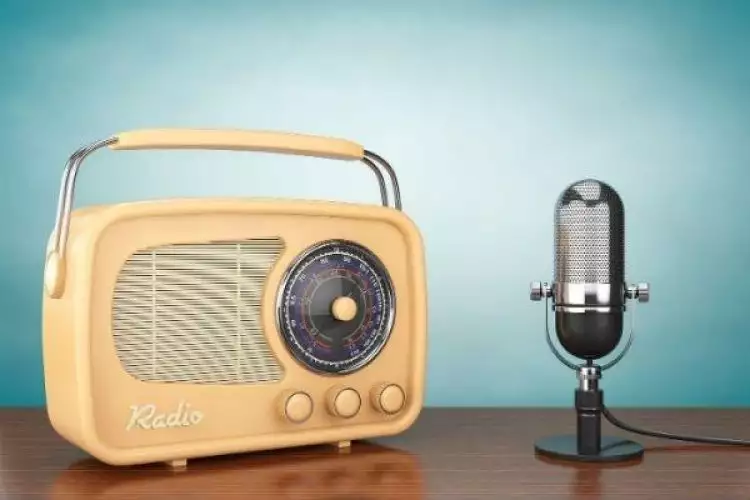  4 Alasan radio tak lekang oleh zaman, masih banyak peminatnya lho
