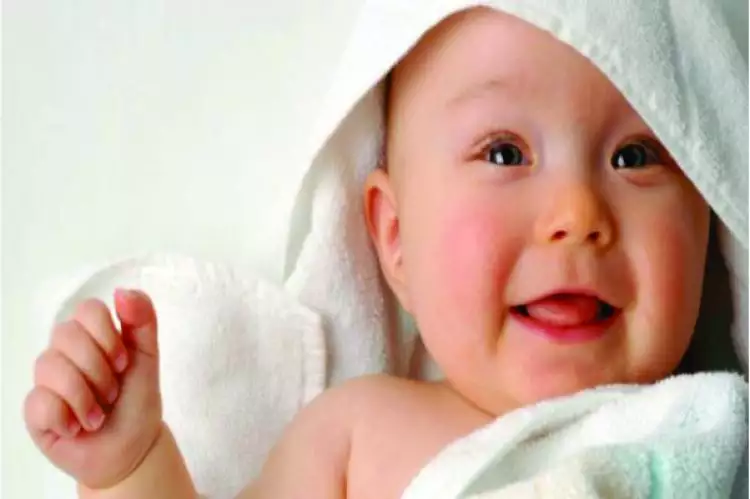 4 Cara memutihkan kulit bayi secara aman dan alami
