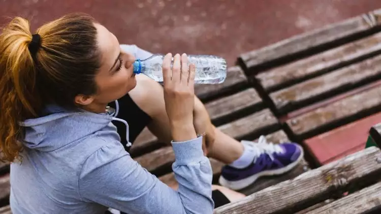 Punya banyak manfaat, ini 7 tips agar rajin minum air putih