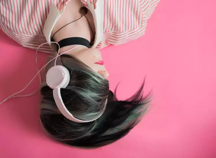 3 Tips aman memakai earphone dan headset agar telinga tetap sehat