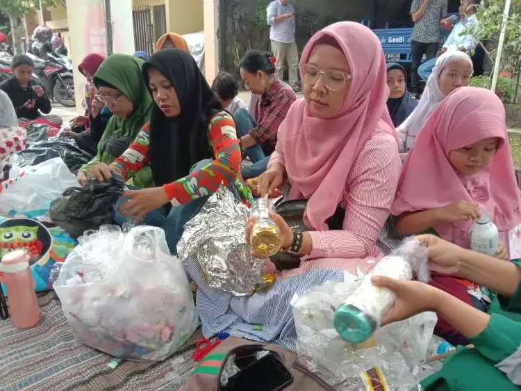 Ibu-ibu di Jember mengolah sampah plastik menjadi ecobrik