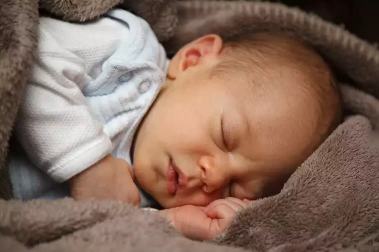 Posisi bayi tidur tengkurap penting diperhatikan, ini penjelasannya