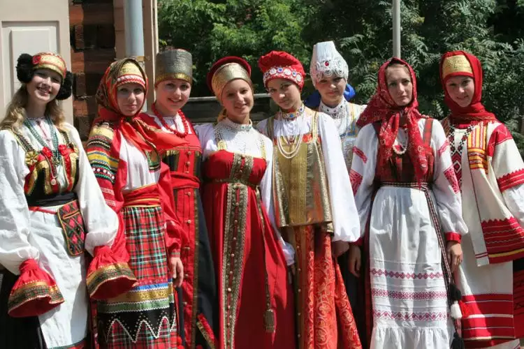 Pakaian tradisional dari 7 negara di Eropa ini keren banget