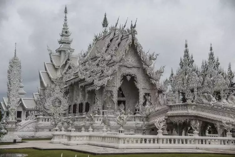 Mengenal Wat Rong Khun, kuil megah yang gambarkan surga dan neraka 