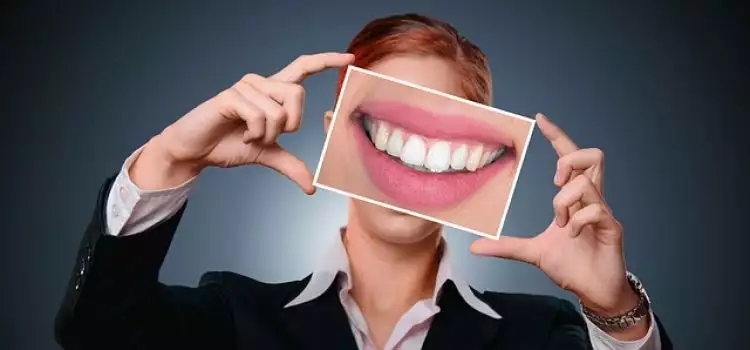4 Cara efektif untuk mencegah dan menghilangkan karang gigi