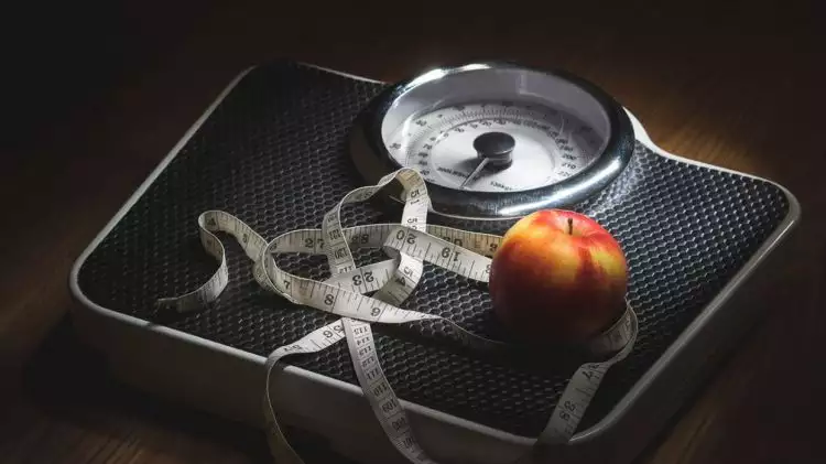 7 Cara mudah menurunkan berat badan tanpa diet dan olahraga
