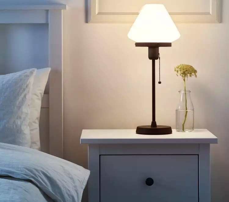 Kenali 5 manfaat lain lampu tidur, gak cuma sebagai penerang ruangan