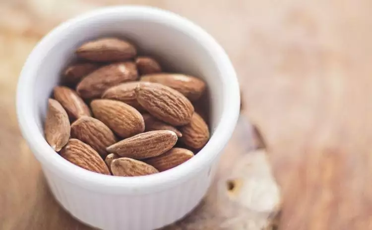6 Manfaat mengonsumsi kacang almond rendaman saat perut kosong