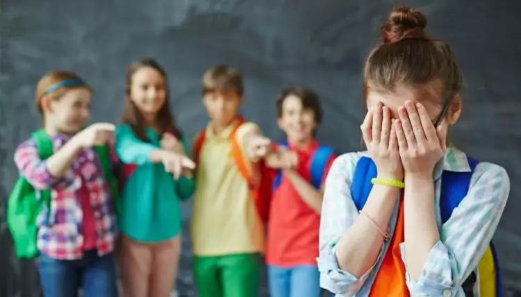 7 Tanda anak jadi korban bullying di sekolah, orang tua harus waspada