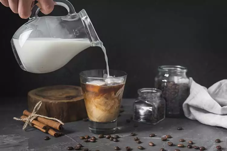 Ini kelebihan santan dan susu oat sebagai pemanis pada kopi