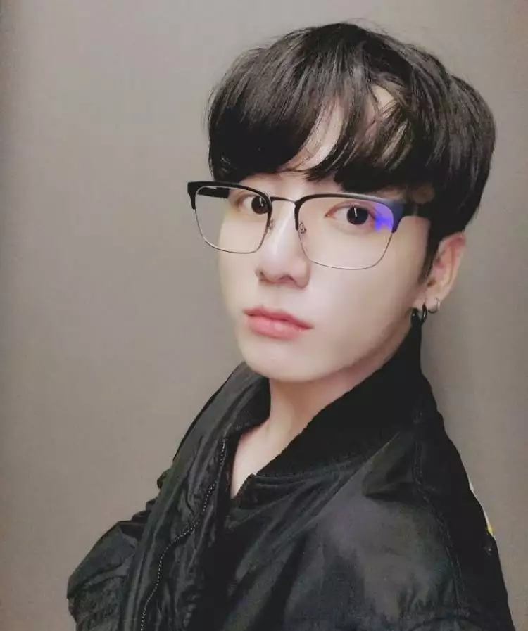 Jungkook BTS unggah foto pakai kacamata dan rambut pendek, keren abis
