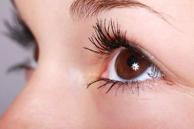 3 Cara mengobati benjolan di kelopak mata secara alami
