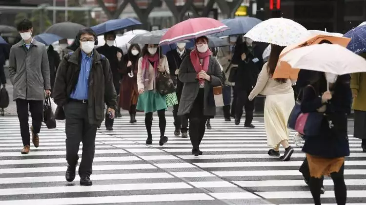 Masker berpendingin laris manis di Jepang saat musim panas tahun ini