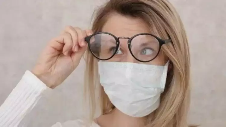 Gunakan cara ini jika kacamata berembun ketika memakai masker